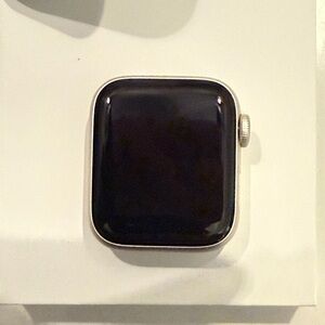 SE (2nd gen) 40mm (GPS) starlight Apple Smartwatch with Black and Silver Accents